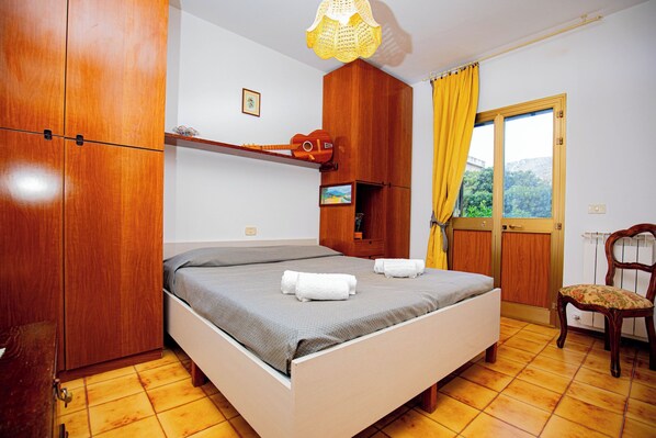 2 chambres, fer et planche à repasser, draps fournis