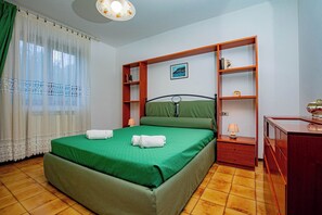 2 habitaciones, tabla de planchar con plancha y ropa de cama 