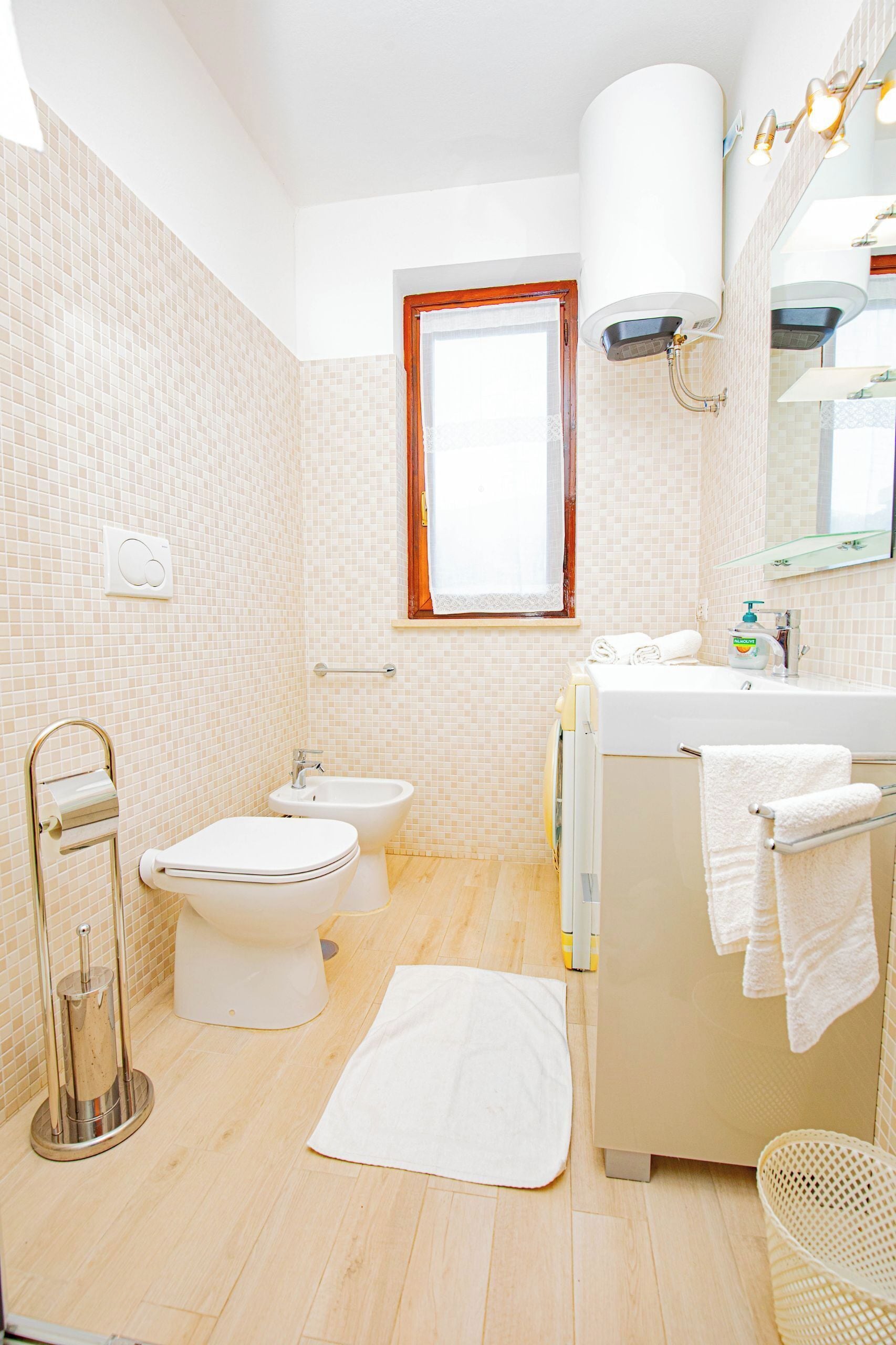 Een haardroger, handdoeken, toiletpapier