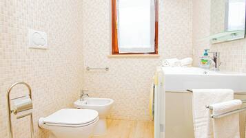 Een haardroger, handdoeken, toiletpapier