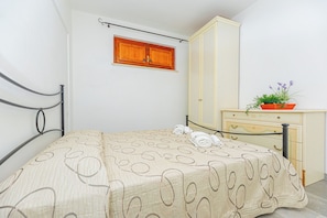 1 chambre, fer et planche à repasser, literie fournie