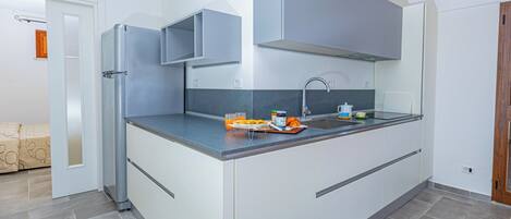 Fridge, oven, stovetop, dishwasher