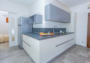 Kühlschrank, Ofen, Herdplatte, Geschirrspüler