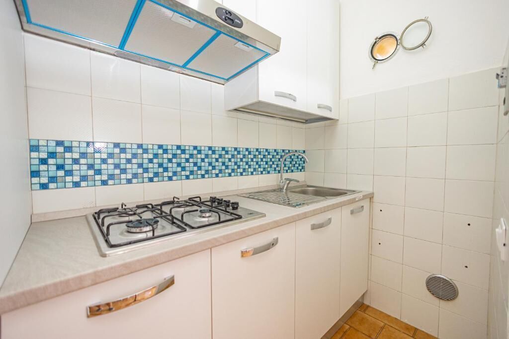 Kühlschrank, Ofen, Esstisch