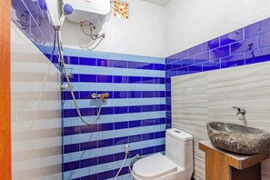 Biệt thự, 1 phòng ngủ | Phòng tắm | Buồng tắm vòi sen, khăn tắm, xà phòng 