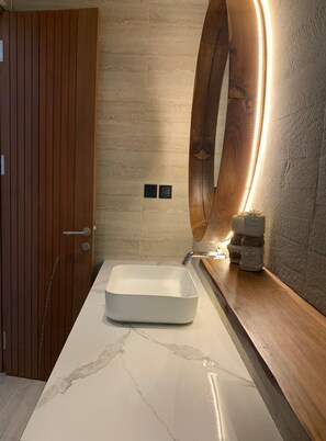 HandtĂŒcher, Seife, Shampoo, Toilettenpapier