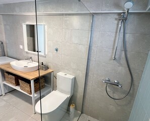 Dusche, umweltfreundliche Kosmetikartikel, Handtücher, Seife