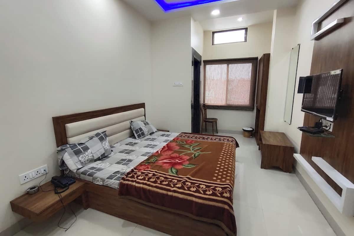 Standard Double Room | Free WiFi, bed sheets