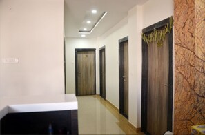 Reception - Goroomgo Galaxy Palace Bareli (Bareilly)