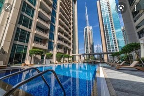 2 outdoor pools - Bellavista-Plush-2BR w/ Maids Room-Blvd Central (Dubai)