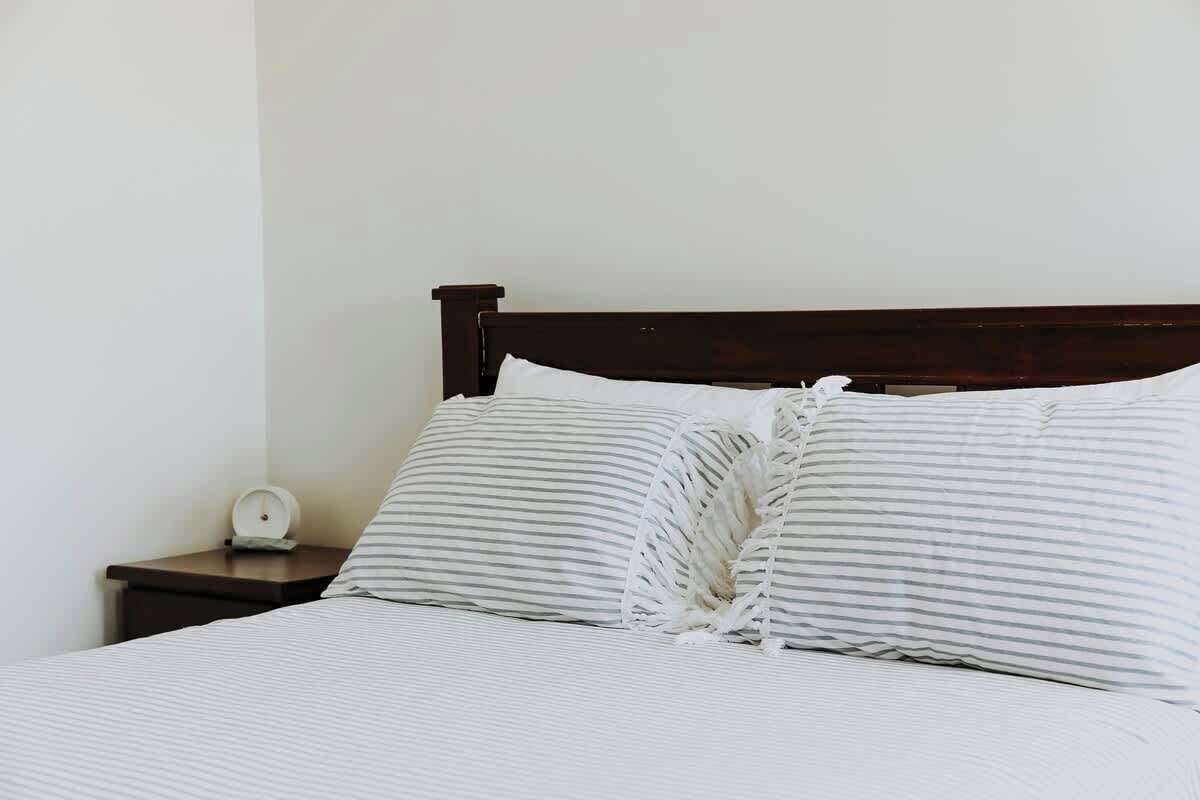 3 habitaciones, tabla de planchar con plancha, wifi y ropa de cama 