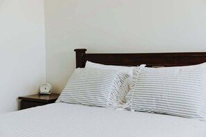 3 bedrooms, iron/ironing board, WiFi, bed sheets - Spacious Stay On Shamrock, Bendigo (Golden Square)