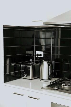 Fridge, microwave, oven, stovetop - Spacious Stay On Shamrock, Bendigo (Golden Square)