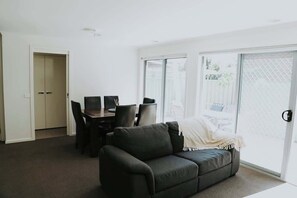 TV - Spacious Stay On Shamrock, Bendigo (Golden Square)