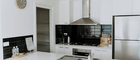 Réfrigérateur, four à micro-ondes, un four, surface de cuisson