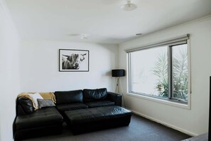 TV - Spacious Stay On Shamrock, Bendigo (Golden Square)