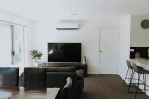 TV - Spacious Stay On Shamrock, Bendigo (Golden Square)