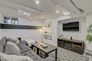 Smart TV, libros y oficina