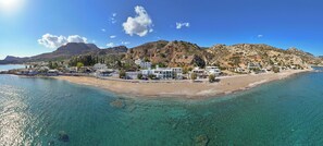 Trên bãi biển, ghế dài tắm nắng, dù trên bãi biển, khăn tắm biển 