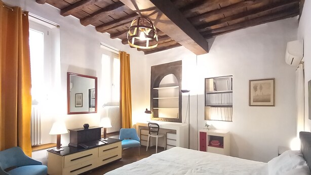 A bedroom with a bed, a desk, a chair, a dresser, and a mirror. - Pepi 64 in Firenze With 2 Bedrooms and 1 Bathrooms (Florence)
