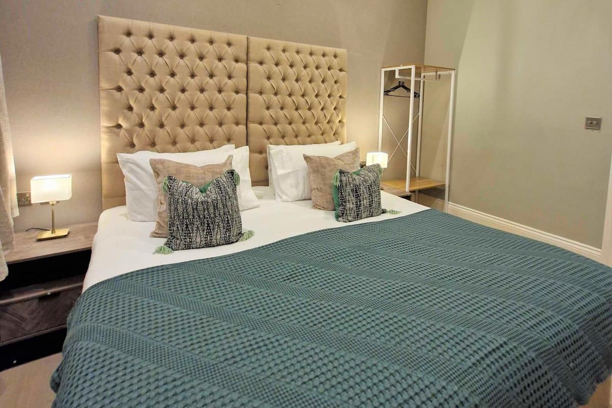 Apartamento Deluxe, 1 cama de matrimonio grande con sofá cama | 1 dormitorio, tabla de planchar con plancha, wifi gratis y ropa de cama