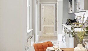 Economy Apartment, 1 King Bed with Sofa bed | Private kitchen | Full-size fridge, microwave, oven, stovetop - THE FORBURY  (Reading)