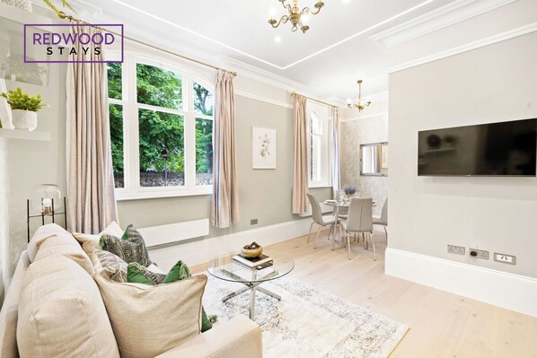 شقة ديلوكس - سرير ملكي مع أريكة سرير | منطقة المعيشة | تلفزيون ذكي، برامج وأفلام نتفليكس، خدمات بث