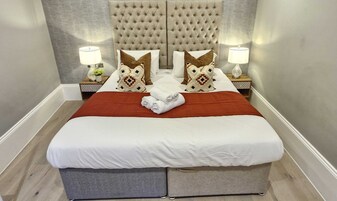 Apartamento económico, 1 cama de matrimonio grande con sofá cama | 1 dormitorio, tabla de planchar con plancha, wifi gratis y ropa de cama