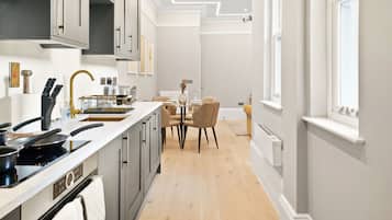 Comfort Apartment, 1 King Bed with Sofa bed | Private kitchen | Full-sized fridge, microwave, oven, stovetop