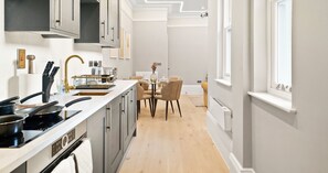 Comfort Apartment, 1 King Bed with Sofa bed | Private kitchen | Full-size fridge, microwave, oven, stovetop - THE FORBURY  (Reading)