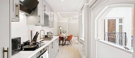 Departamento económico, 1 cama King size y sofÔ cama | Cocina privada | Refrigerador con congelador, microondas, horno y parrilla de estufa