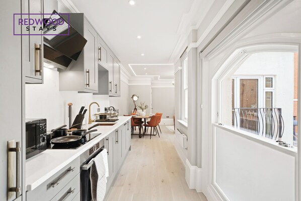 经济公寓, 1 张特大床和 1 张沙发床 | 私人厨房 | 大冰箱、微波炉、烤箱、炉灶