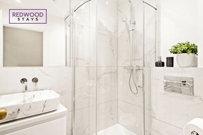 Apartamento luxo, 1 cama King e sofá-cama | Banheiro | Produtos de toalete grátis, secador de cabelo, toalhas de banho, shampoo