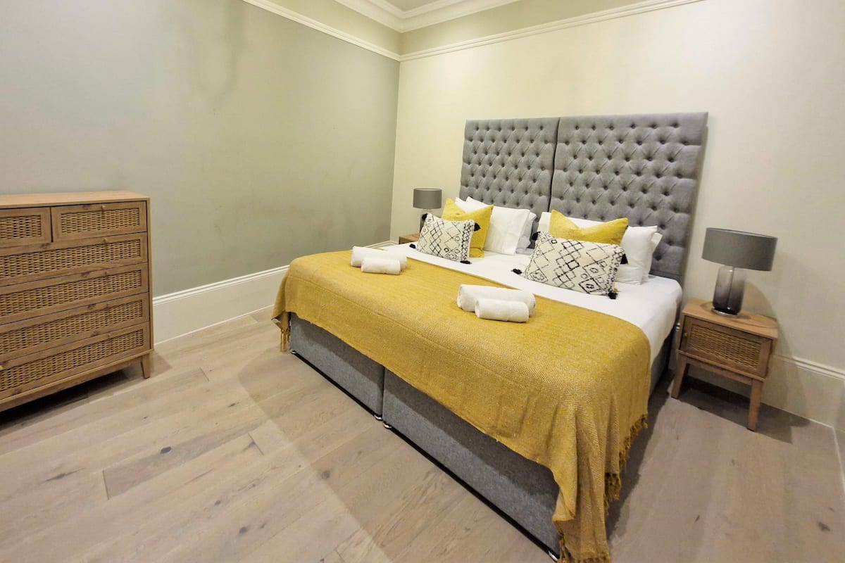Apartamento Confort, 1 cama de matrimonio grande con sofá cama | 1 dormitorio, tabla de planchar con plancha, wifi gratis y ropa de cama