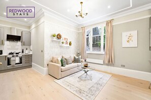 华丽公寓, 1 张特大床和 1 张沙发床 | 起居区 | 50-英寸智能电视（配备数码频道）、Netflix、流媒体服务