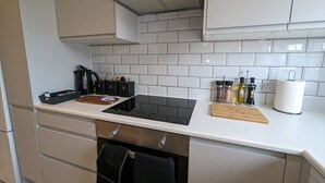 Geladeira, micro-ondas, fogão, lava-louças