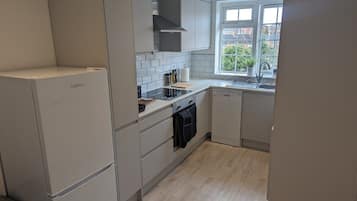 Jääkaappi, mikroaaltouuni, uuni, astianpesukone