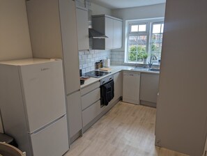 Jääkaappi, mikroaaltouuni, uuni, astianpesukone