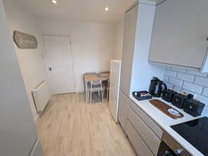 Réfrigérateur, micro-ondes, four, lave-vaisselle