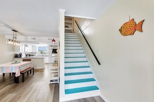 Condo com design assinado, 2 quartos, sacada, vista para a piscina | Opções para refeição no quarto