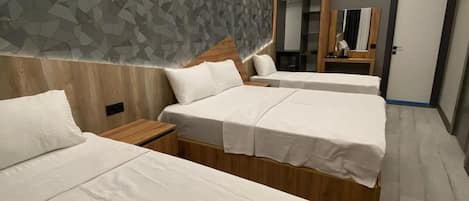 Habitación cuádruple estándar, varias camas | Sábanas italianas Frette y ropa de cama de alta calidad