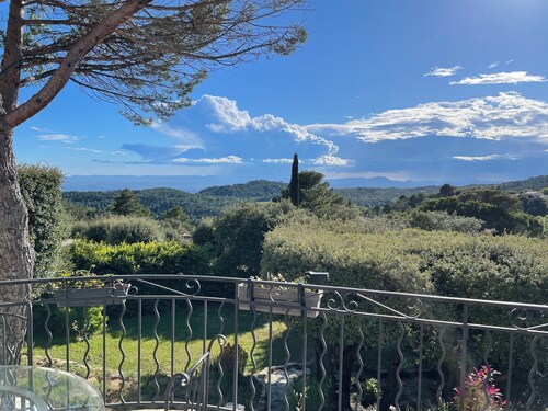 Belle Maison Provençale Située Dans un Écrin de Verdure Avec vue Panoramique