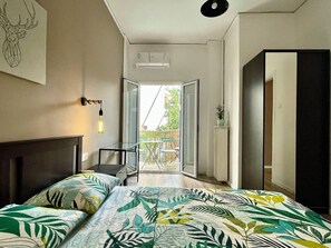 2 bedrooms, desk, iron/ironing board, free WiFi - B1 Brown Home apartment (XP94+2V Athens, Greece)