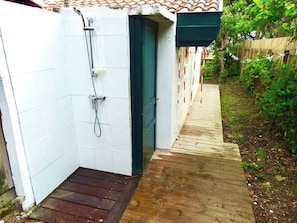 A small outdoor shower area with a wooden deck leading to a door. - Small bay view house in 1st line - Mimbeau A0392 (Lège-Cap-Ferret)