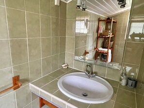 Bruser, hårtørrer, håndklæder, Toiletpapir