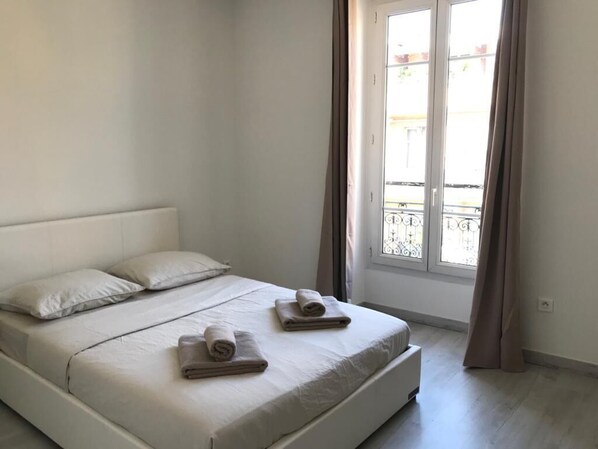 3 quartos, ferros/tábuas de passar roupa, Wi-Fi, roupa de cama