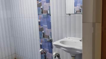 Deluxe Room | Bathroom | Shower, rainfall showerhead, towels, soap