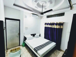 Deluxe Room | Free WiFi, bed sheets - Goroomgo Hotel SONI Madhya Pradesh (Betul)