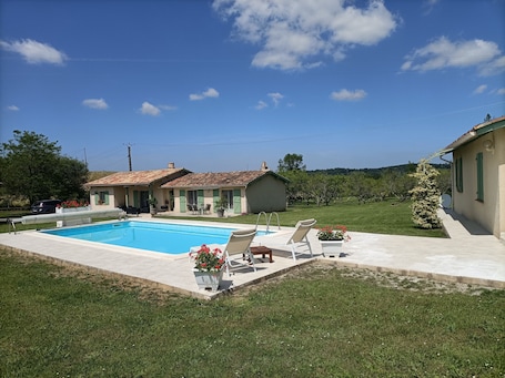 Outdoor pool, a heated pool. Maison d une Chambre Pour 2 Personnes - Chambre D'hôtes