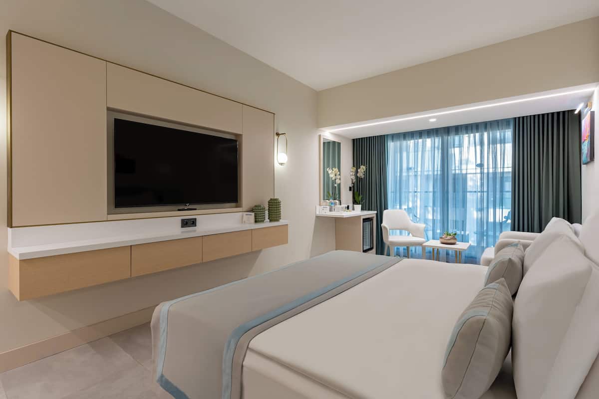 Hypo-allergenic bedding, free minibar, in-room safe, blackout curtains